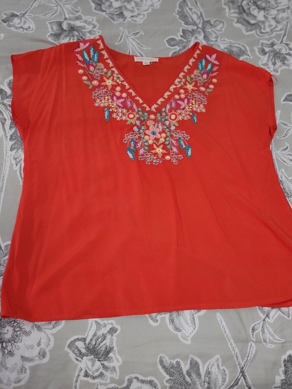 Luna Moon Orange Embroidered Short Sleeve V-Neck PulloverTop Size Medium EUC